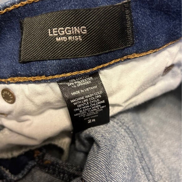 Express Mid Rise Jeans, Size 2R - Picture 4 of 5